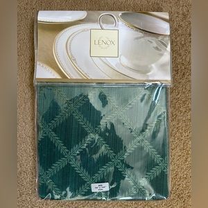 BRAND NEW W/TAG: LENOX Laurel Leaf Tablecloth/Hunter Green/Size: 70”X104” (OVAL)